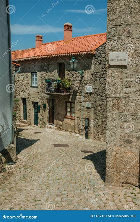 Casas Viejas Con La Pared De Piedra Y El Balc N En Monsanto Imagen De