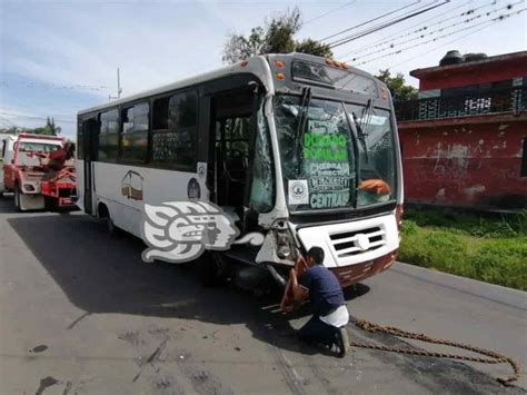 Choque de autobús deja 4 heridos y daños materiales en Córdoba