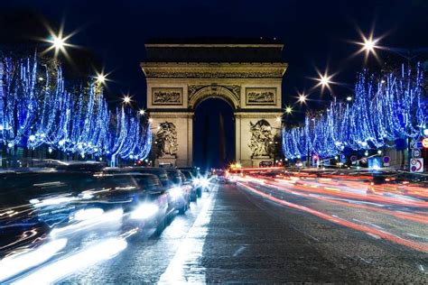 Les Champs Elysées se préparent pour les illuminations de Noël