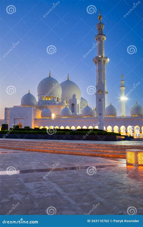 Grand Mosque in Abu Dhabi at Night, United Arab Emirates Stock Photo ...