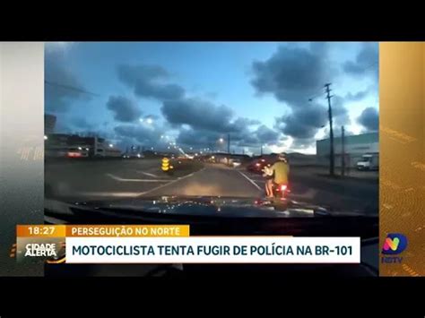 Perseguição na BR 101 motociclista placa levantada tenta fugir da