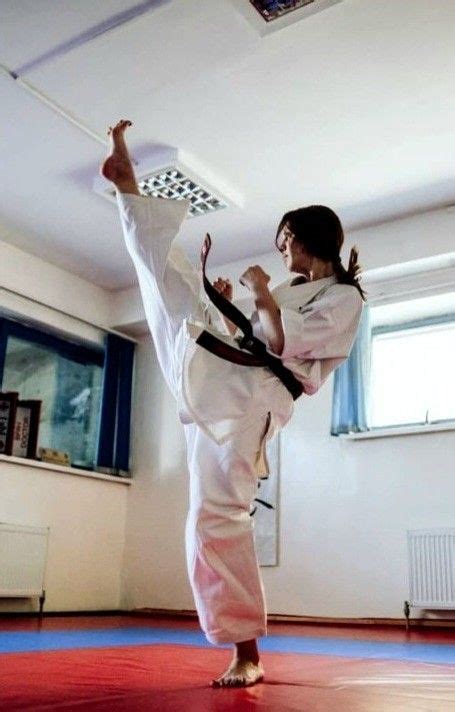 Pin By August Duwi On The Pose Of Beauty👌👍 Martial Arts Girl