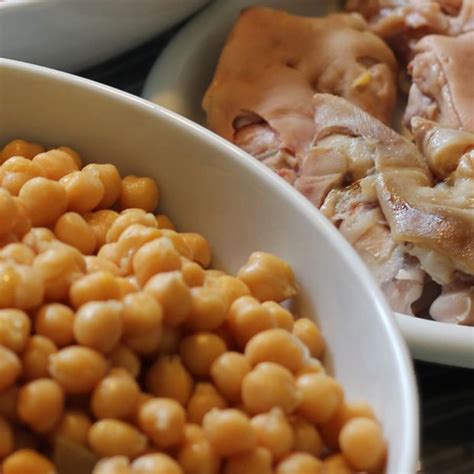 Cocido de garbanzos con manitas y receta de olla morateña