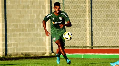 Diretoria do Fluminense espera resolver situação de Alan nesta semana