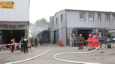 Feuerwehreinsatz in Hamburg Großalarm auf der Billstraße