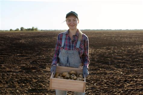 Feliz E Sorridente Agricultor Ou Jardineiro De Batata Caucasiana