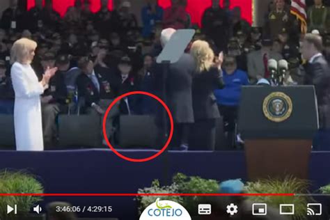 Falso Que Joe Biden Trat De Sentarse En Una Silla Imaginaria Durante