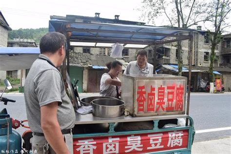 農村大姐騎三輪車賣麻辣燙 直言比工廠打工強 每日頭條