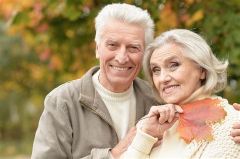 Retrato De Una Hermosa Pareja De Ancianos Sonriendo En El Parque Foto