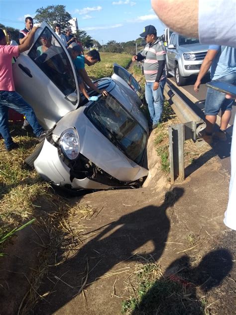 Idosos ficam feridos após carro cair em canaleta de água de rodovia em