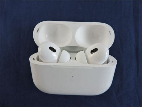 Police Auctions Canada - Apple Airpods (A293?/A2931) with Charging Case ...
