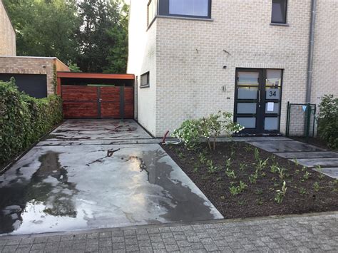 De Tuinman Voortuin Met Oprit In Polybeton En Poort Bekleed Met Padoek