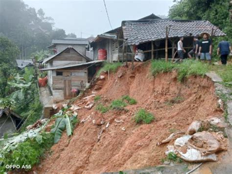 Rumah Dan Sejumlah Fasilitas Di Kecamatan Cibeber Lebak Rusak Parah