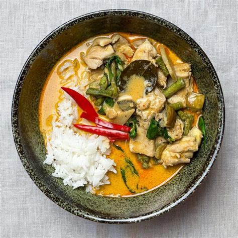 Kyckling röd curry Gaeng Phed Gai Thailändskt recept