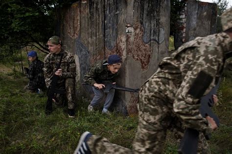 ギャラリー：戦闘を学ぶウクライナの子供たち、写真14点 ナショナルジオグラフィック日本版サイト