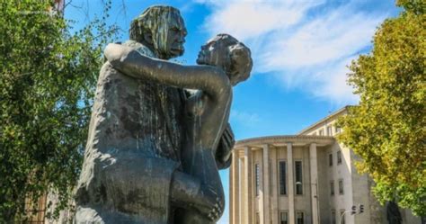 Escultor Francisco Simões reage preplexo a remoção da estátua de Camilo