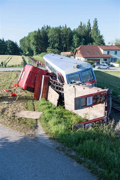 Lkw Von Zug Erfasst Sechs Verletzte