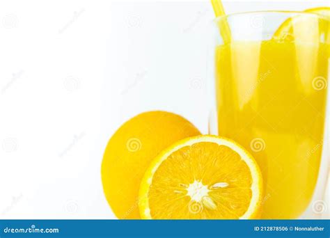 Vidro De Suco De Laranja E Laranja Fresco Em Fundo Branco Sumo De