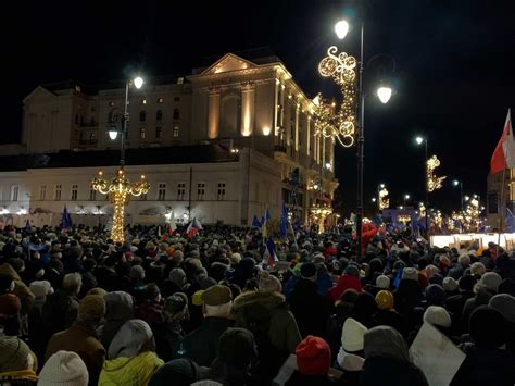 Manifestacje przeciwko lex TVN na ulicach polskich miast ZDJĘCIA