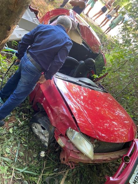 A Gazeta Motorista Morre Após Carro Bater Em árvore Em Itaguaçu