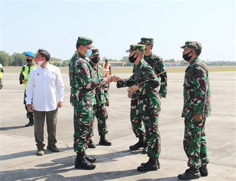 Danlanal Semarang Sambut Kedatangan KASAL Di Base Ops Lanud Adi