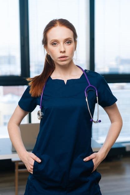 Retrato Vertical De Una Doctora Guapa Y Confiada Que Usa Uniforme