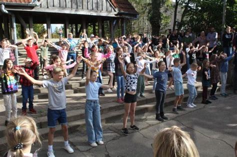 Jubil Um Grundschule Sch Nwalde Feiert Gro Es Schulfest Shz