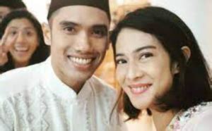 Maulana Indraguna Sutowo: Dian Sastrowardoyo Husband and Their Married ...