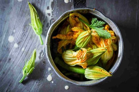 Fiori di zucca proprietà calorie e come cucinarli al meglio greenMe