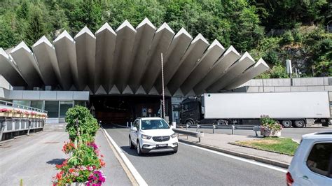 Tunnel Del Monte Bianco Chiuder Per Settimane Poi Traforo Del