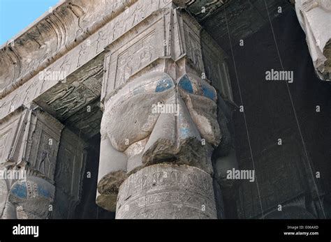 Egipto Dendera Ptolemaico Templo De La Diosa Hathor Un Hathoric Capital