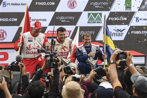 FIH2O JUARA F1 POWERBOAT DANAU TOBA SESI PERTAMA ANTARA Foto