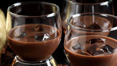 Liquore al cioccolato fondente Bontà gustosa e invitante