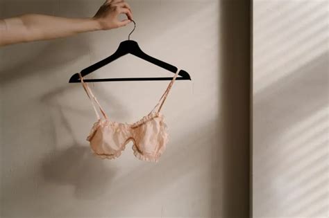 Cómo elegir la ropa interior adecuada para complementar tus vestidos