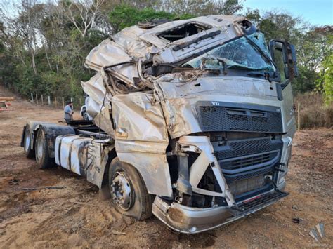 Carreta Mil Litros De Leite Tomba Na Mg Motorista Fica