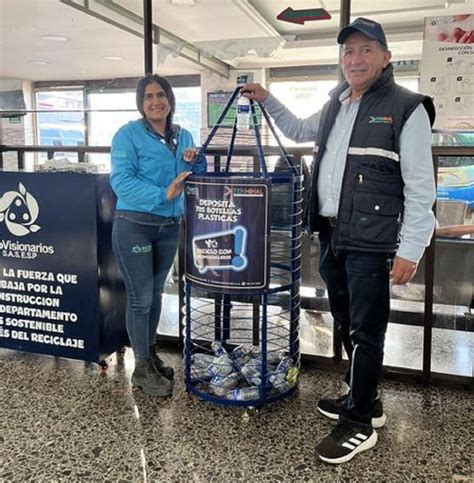 Con muestras folclóricas están recibiendo a los viajeros en la Terminal