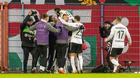 Ekstraklasa Legia Nie Odpuszcza Rakowowi Cenne Zwyci Stwo W Gliwicach