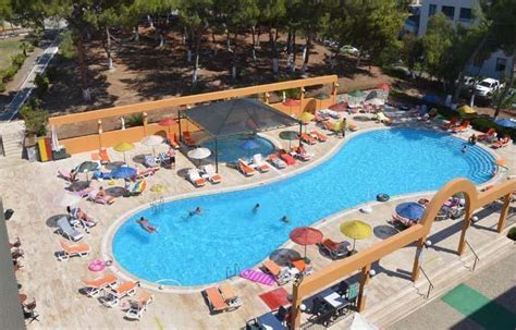 Kuşadası nda sıcak havada plajlar doldu Tatil Seyahat Haberleri