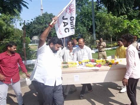 Hyderabad: Tribute to Gulf worker's body at Gun Park