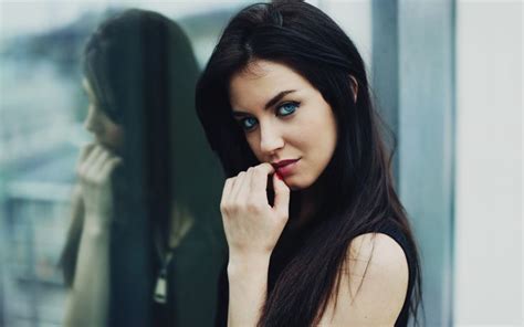 Aurela Skandaj Women Brunette Face Blue Eyes Long Hair Looking At