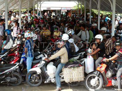 PUNCAK ARUS BALIK KAPAL ANTARA Foto