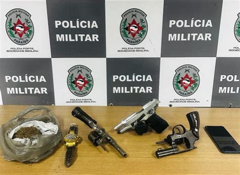 Pol Cia Militar Apreende Tr S Armas Drogas E Prende Foragido Da