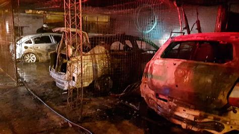 Tres Autos Y Una Moto Destruidos Tras El Incendio De Una Cochera