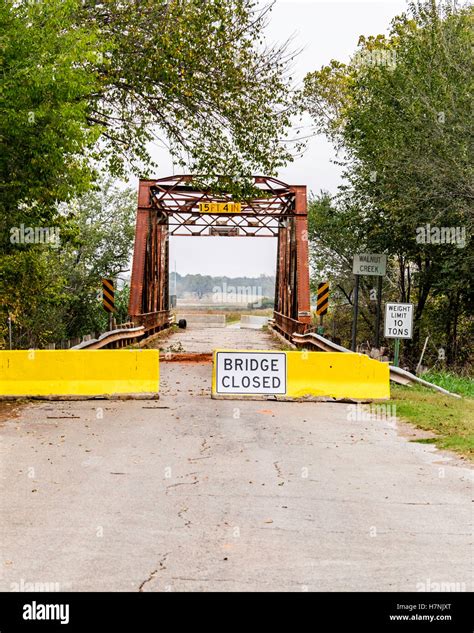 Sign Bridge Weight Hi Res Stock Photography And Images Alamy