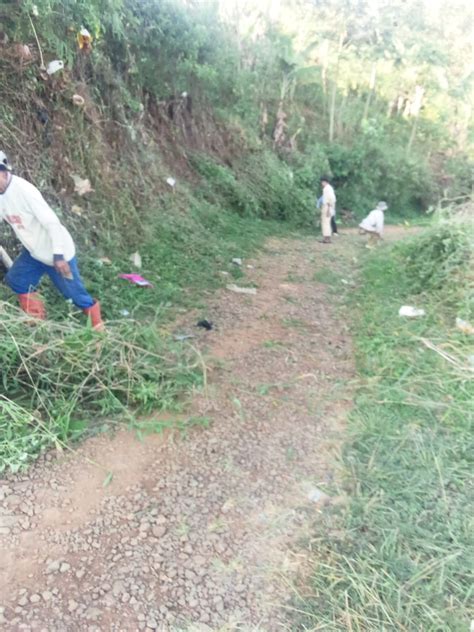 Jumsih Jumat Beresih Warga Bergotong Royong Membersihkan Jalan Atmago