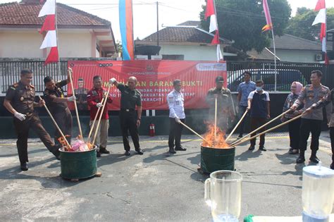 Kasdim Hadiri Pemusnahan Barang Bukti Oleh Kejaksaan Negeri Wonogiri