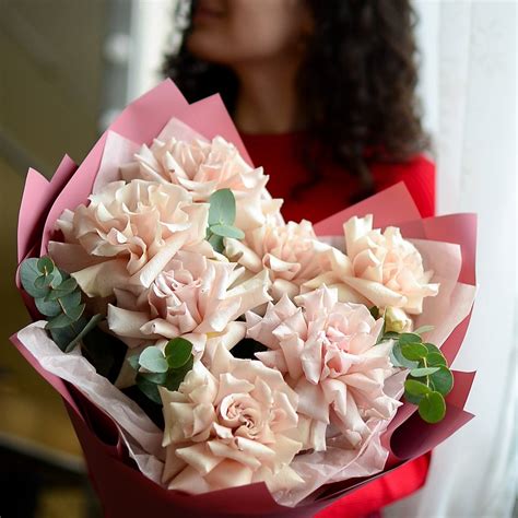 Букет французских роз с эвкалиптом | Цена — 2990 ₽ | Бесплатная ...