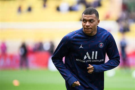 Ronaldinho Says Mbappe Could Win Ballon Dor With Psg