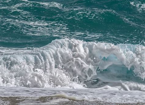 A Onda Acaba Na Praia Mas A Espuma Retorna Ao Mar Apoie