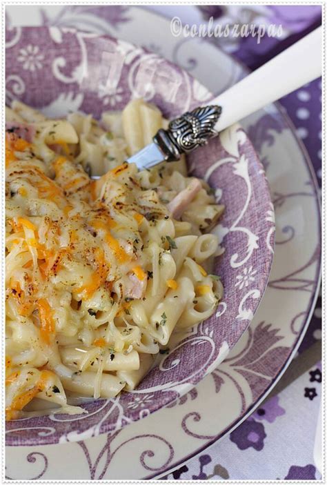 Macarrones con bechamel y lacón Con las zarpas en la masa